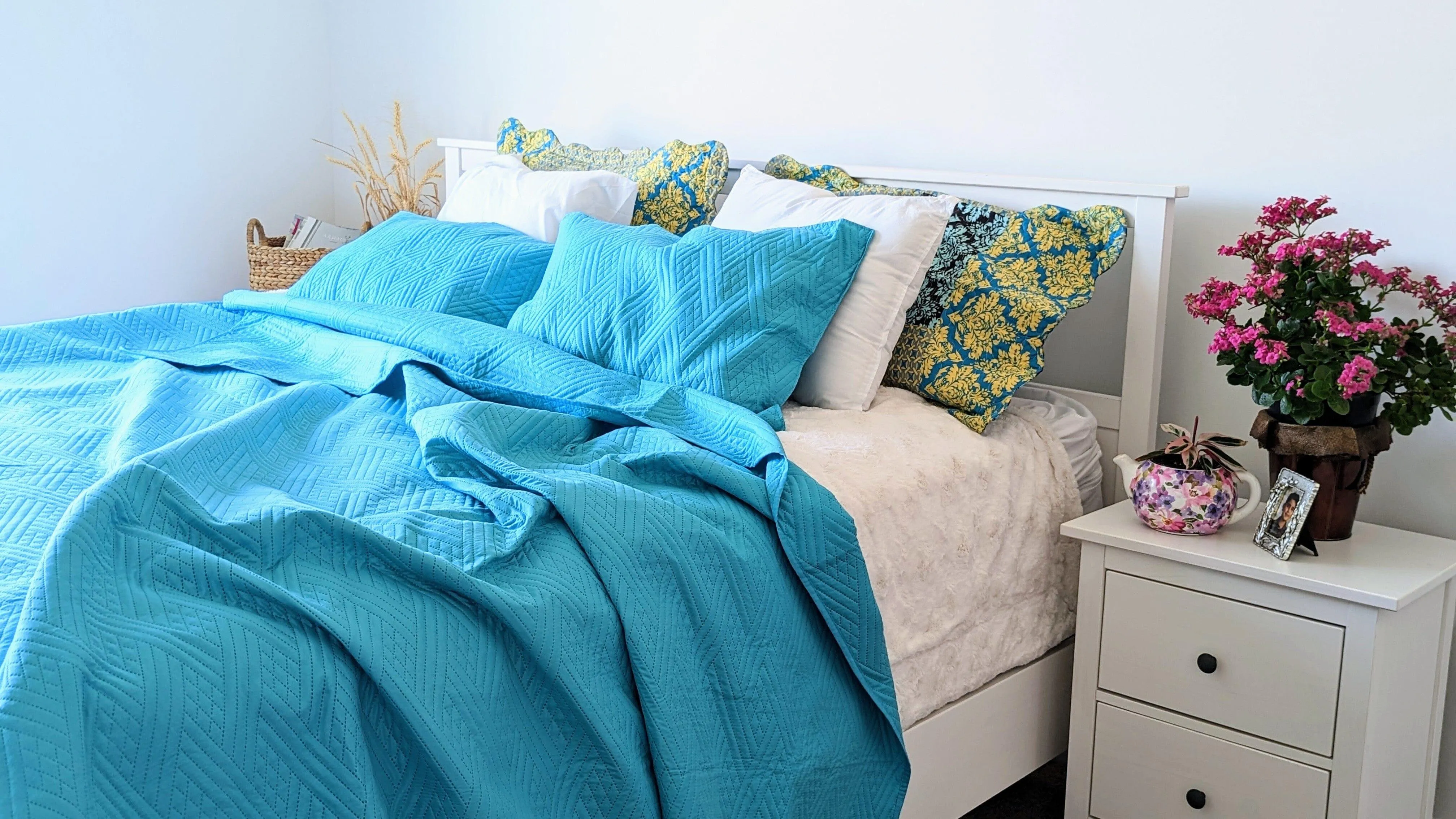 DaDa Bedding Gentle Wave Turquoise Teal Blue Lagoon Lightweight Quilted Bedspread Set (LH3000)