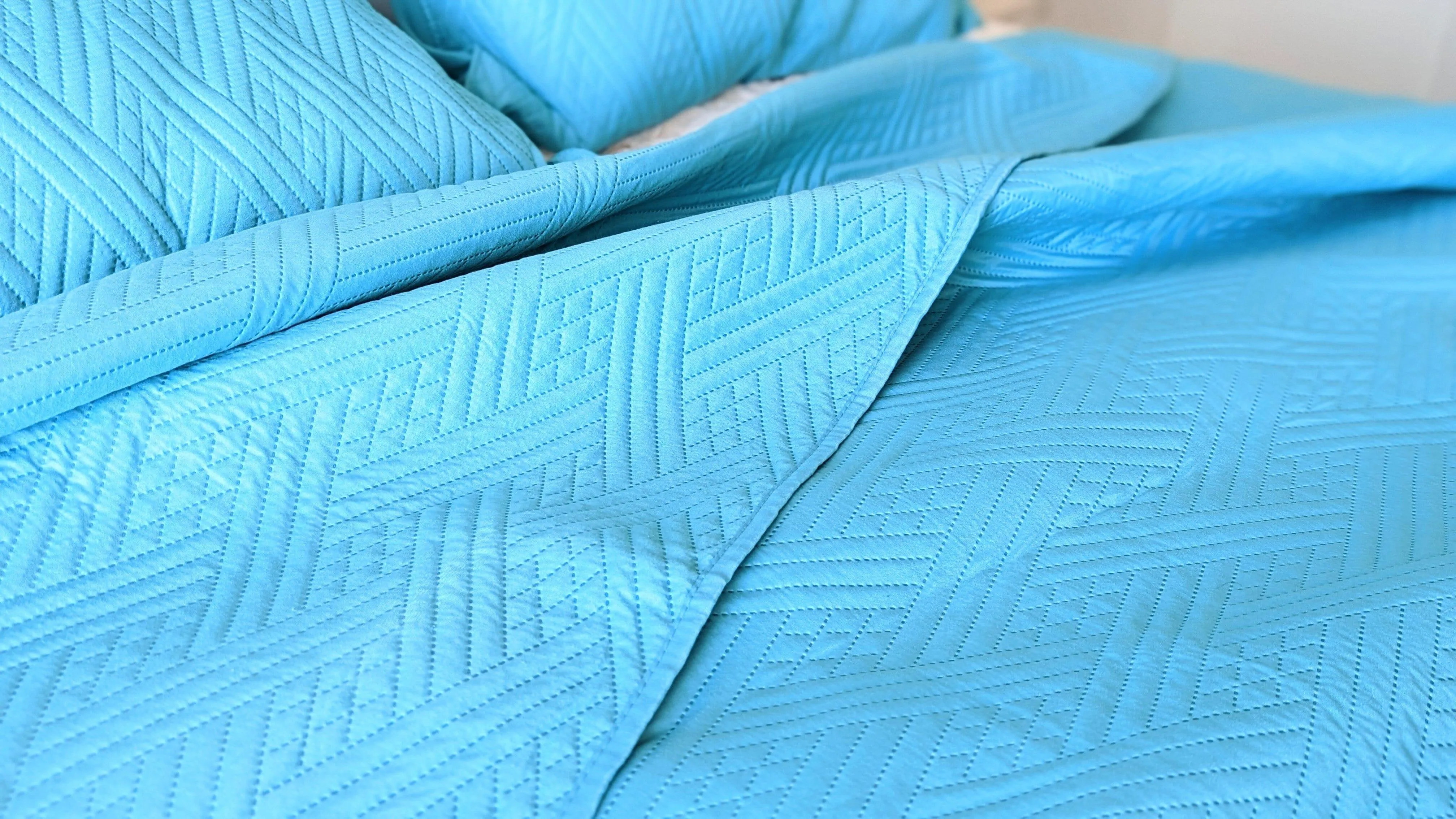 DaDa Bedding Gentle Wave Turquoise Teal Blue Lagoon Lightweight Quilted Bedspread Set (LH3000)