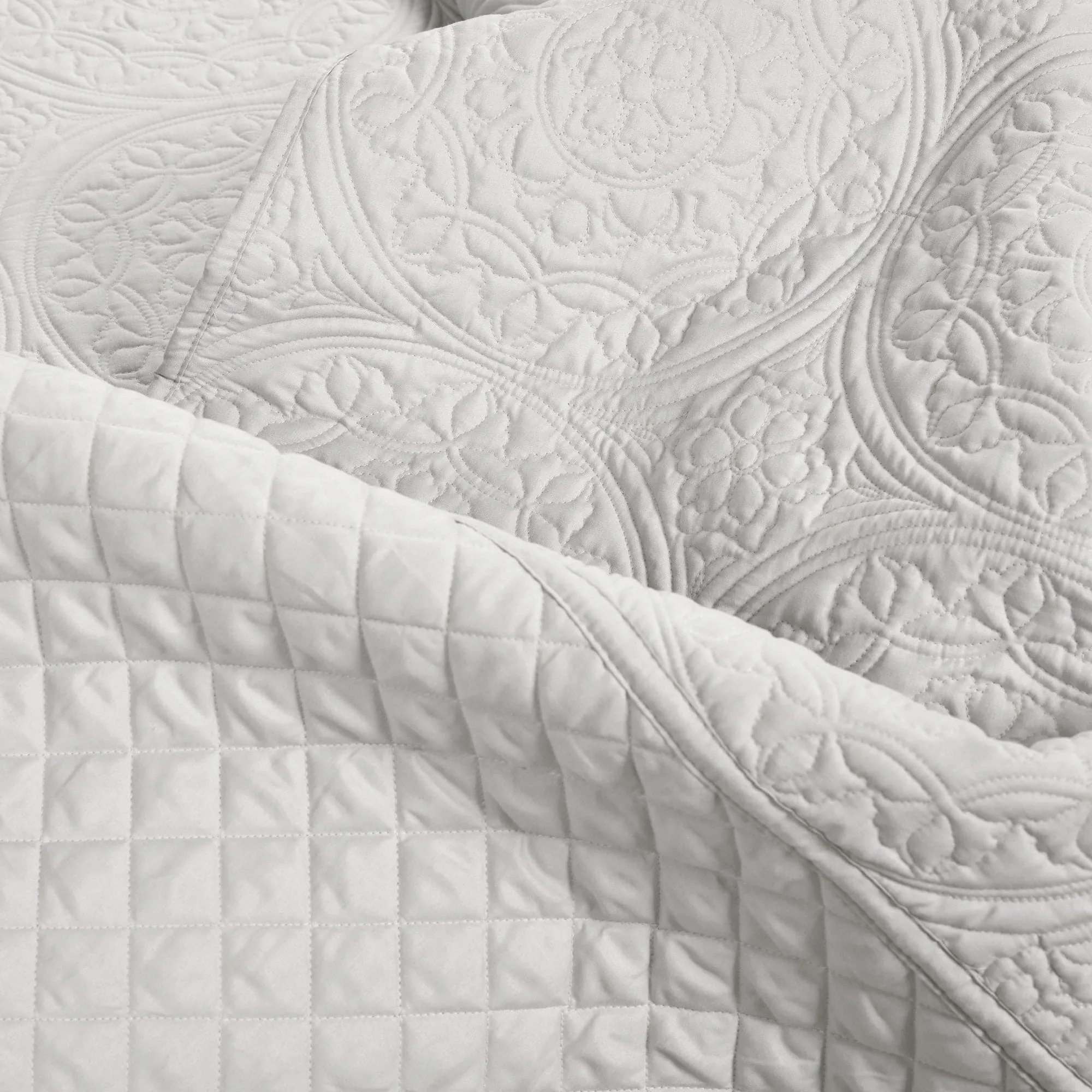 Medallion Scalloped Edge Oversized Bedspread Set