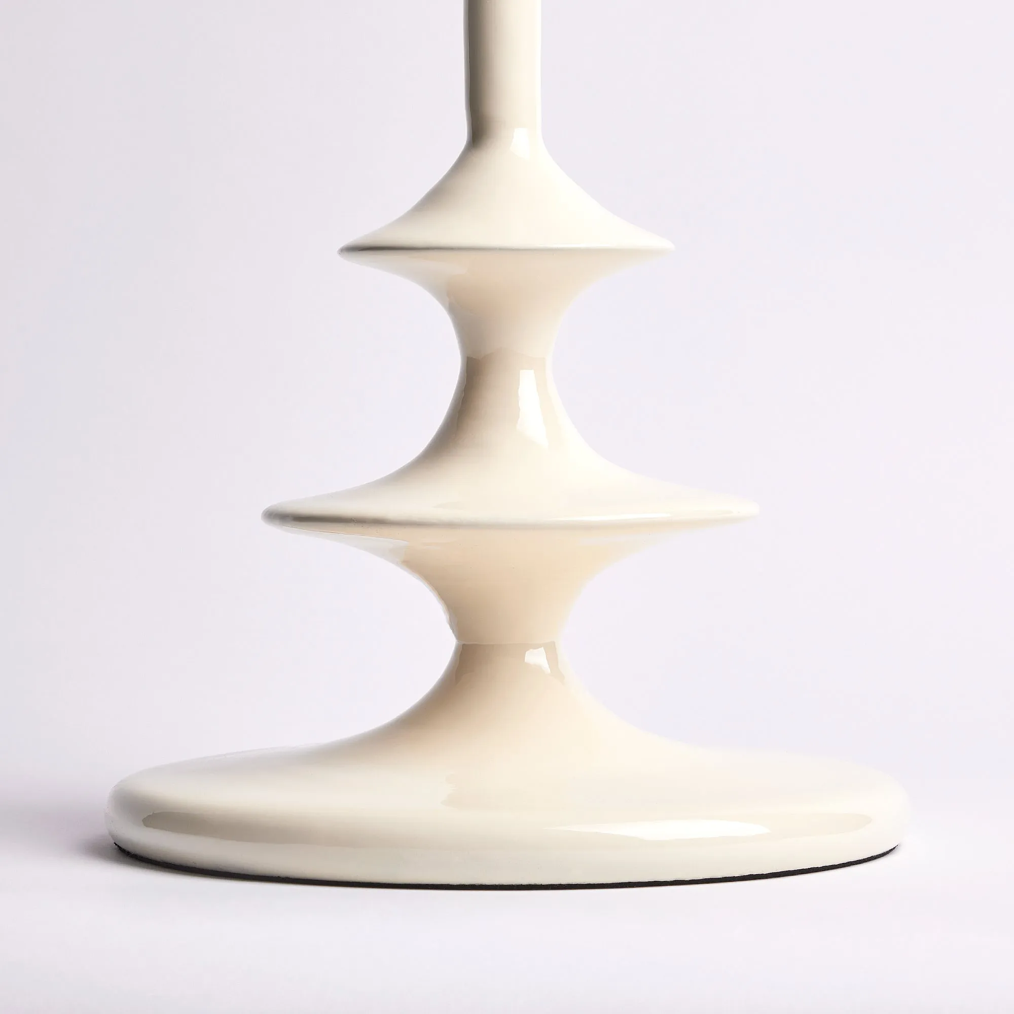 Squiffle table lamp in white lacquered wood