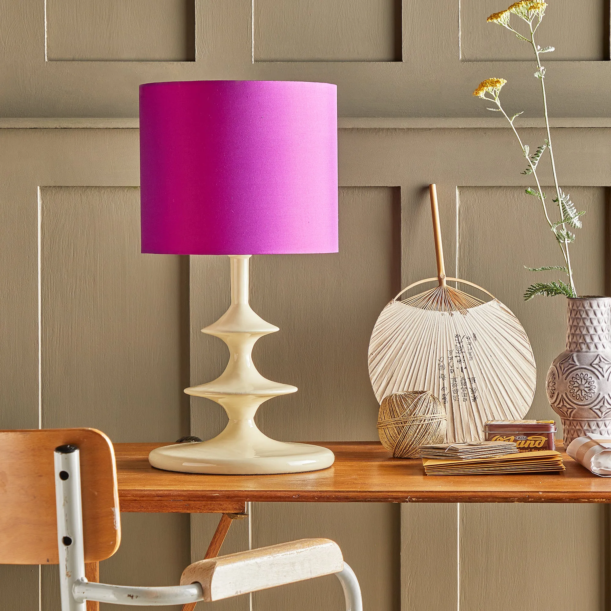 Squiffle table lamp in white lacquered wood