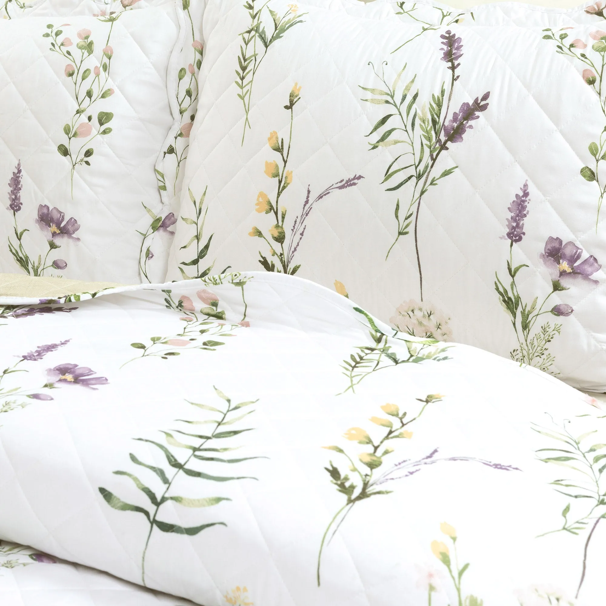 Watercolor Wildflower Scallop Edge Floral 3 Piece Quilt Set